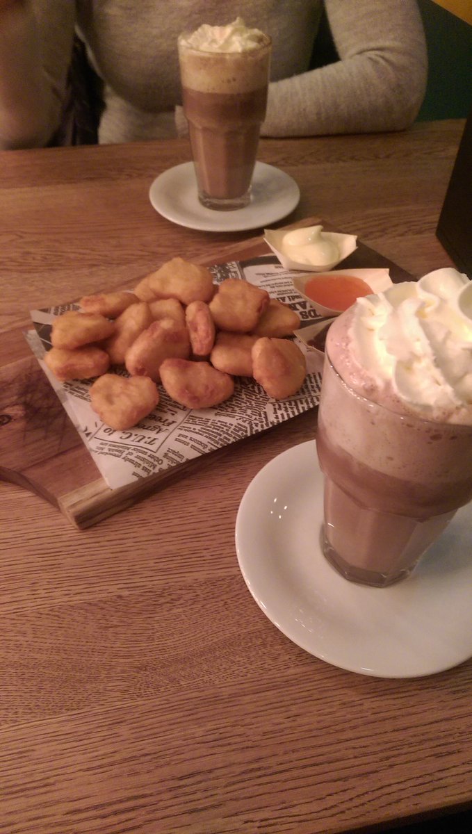 Warme chocolade melk met slagroom bij de karakter met mama. Even bij wildlands geweest!

#mam#gezelligheid#karakter#wildlands