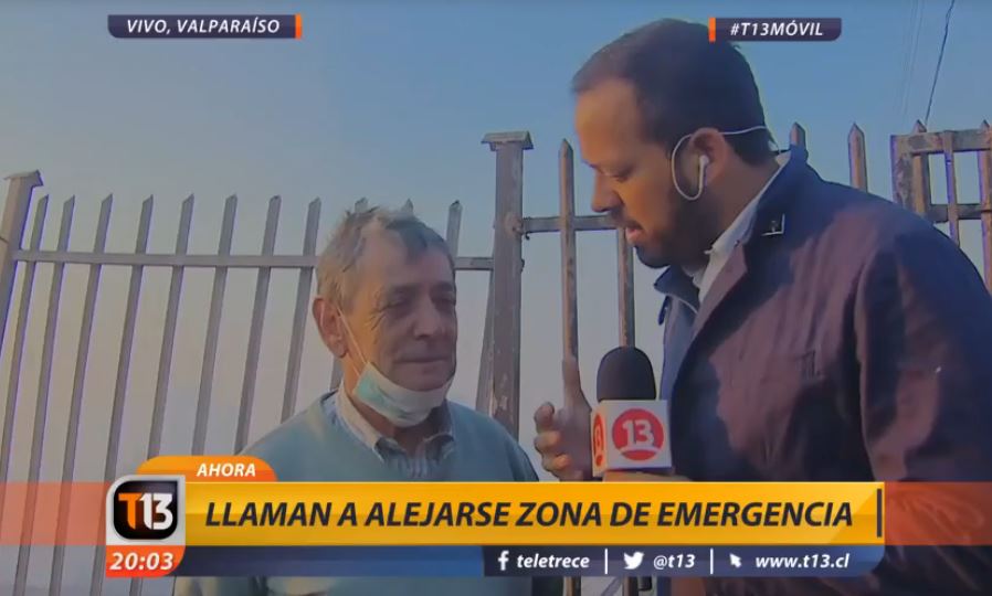 T13's tweet photo. 🔴 Especial T13 | Afectado por incendio en Valparaíso: La casa se quemó en 5 minutos. Señal #T13Móvil » https://t.co/Qk4Zmh0CF6 https://t.co/DwiDGPkIlP