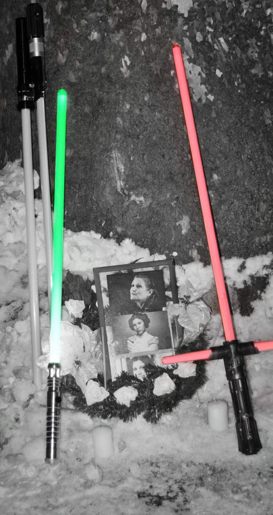AmmieDesigns's tweet photo. Thanks to everyone that came out to the #CarrieFisher #LightSaberVigil at Victoria Park #StarWars #PrincessLeiaForever #princessleia https://t.co/IyPwIlPpb2