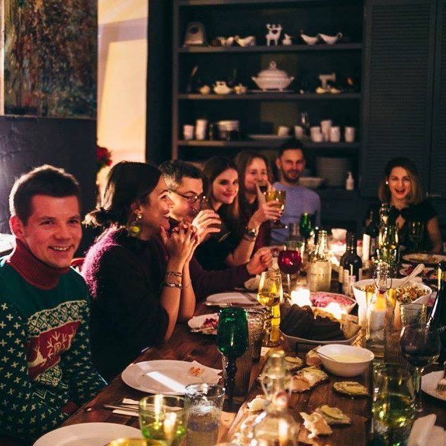 Galima's tweet image. Оливье, шампанское и нарядные друзья - Новый год в #stayhungry🎄💁🏻🍾🥂🍽💃🏻🎉✨New Year with @sta… ift.tt/2hIEXyR