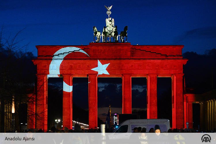 [Galeri] Brandenburg Kapısı Türk bayrağının renklerine büründü aane.ws/rem