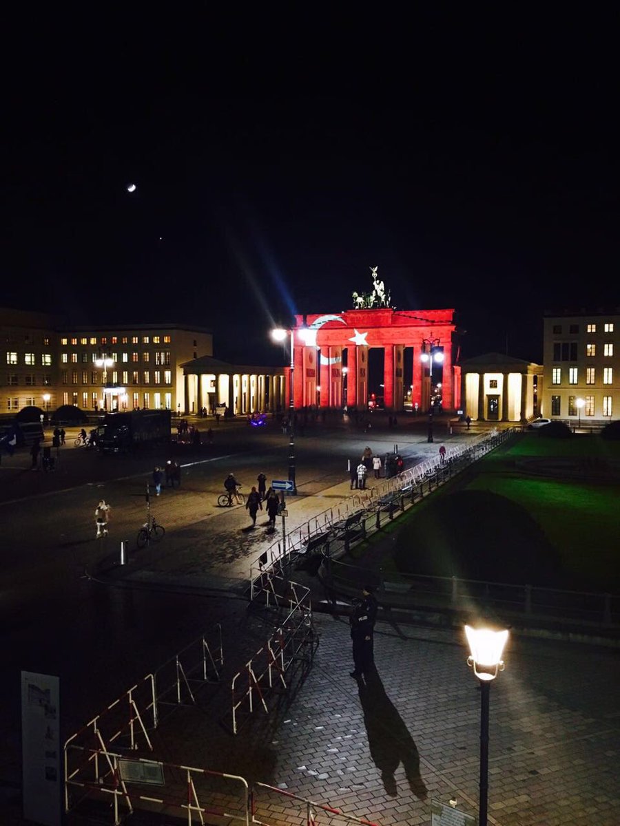 iha_tv's tweet image. Our live for .@alhurra in #Berlin with #BranderburgGate background and #Turkeyflag #WeAreTurkey #ReinaAttack