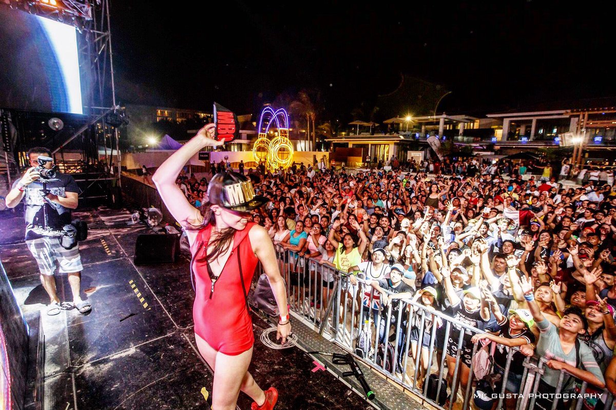 djmarianabo's tweet photo. Who wants a cap? 🙌

📸: @MeGusta_Photo @MamitasBeach #DJFest #Mamitas #PlayadelCarmen #Epic #MarianaBO #TeamBO #DJLife #Music #Life https://t.co/l0UYXrUU3A