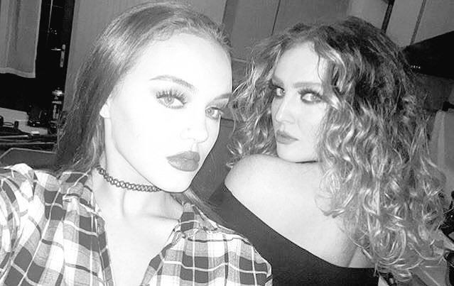 Little_Mix__fr's tweet photo. #PHOTO Perrie et sa petite soeur Caitlin lors du nouvel an https://t.co/Lwa4kxloGq