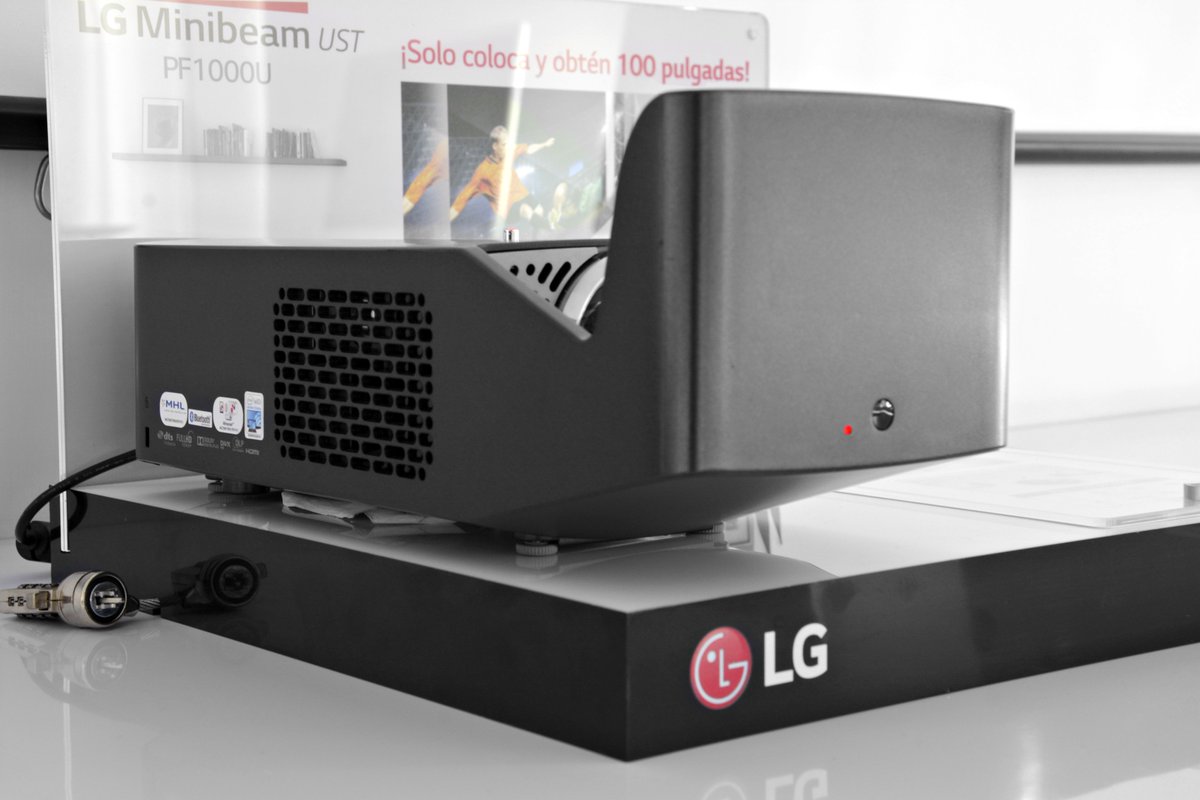 t3magazinemx's tweet photo. Minibeam PF1000U: imagen de hasta 100 pulgadas con una distancia de 38 cm alejada del muro y 60 pulgadas con 11 cm de distancia. #TopLG https://t.co/z6hPatUrVC