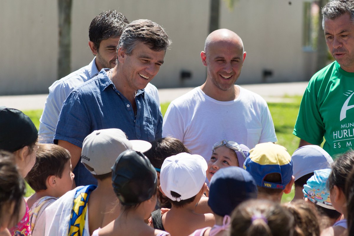 MuniHurlingham's tweet photo. El intendente @JuanZabaletaOk inauguró la colonia de vacaciones en el Polideportivo Municipal. https://t.co/ZCyBVdb0NH