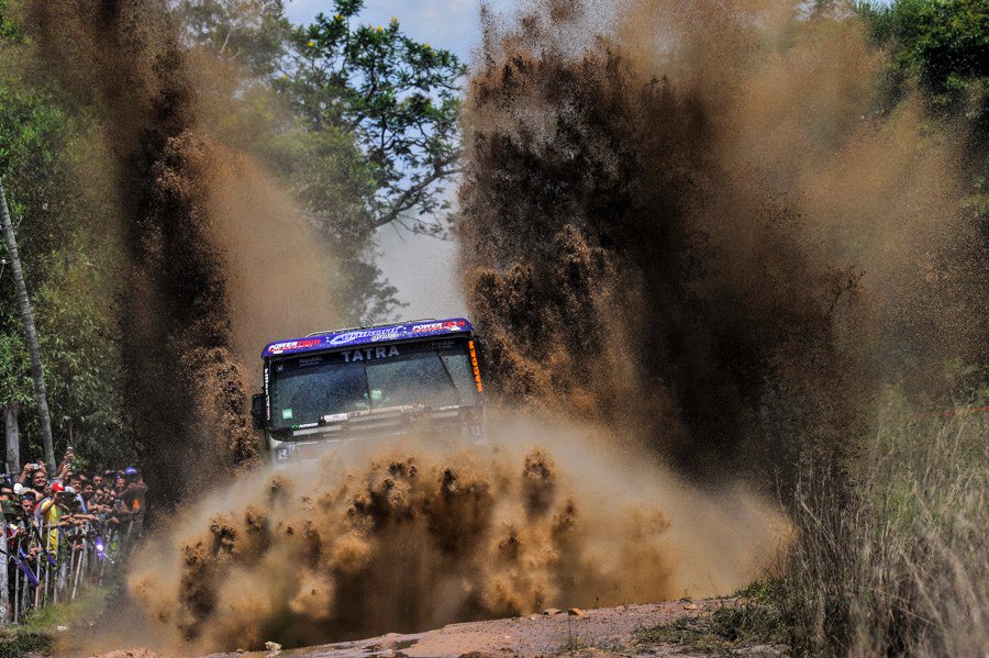 dakar's tweet photo. Stage 1 delivered. / La etapa 1 cumplió expectativas. 

Check out the best 📸 of a hectic day one on the #Dakar2017 👉 https://t.co/zZk5v9uEsP https://t.co/dlh4wTDBNu