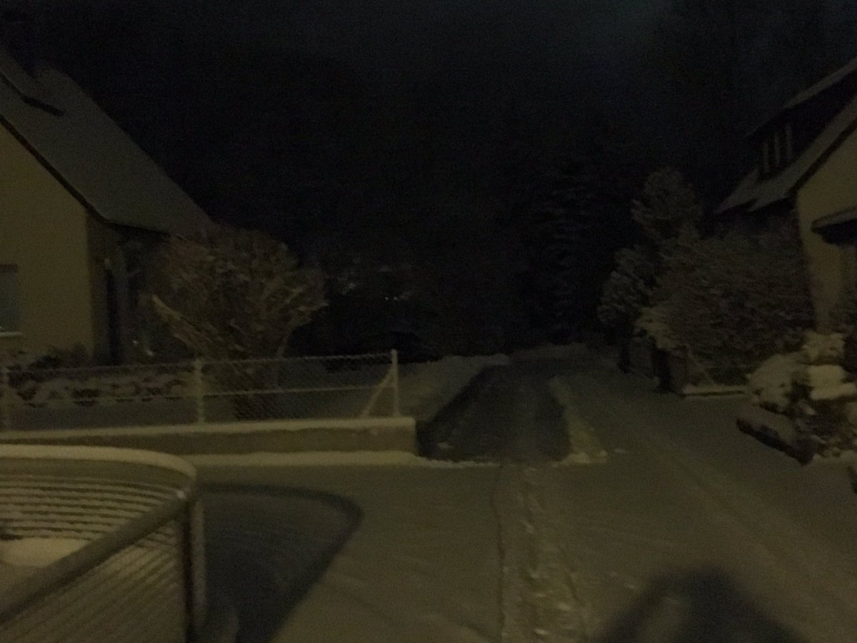 Hinnemann's tweet photo. Was bin ich für ein vorbildlicher Nachbar 😂😂😂! #snowisback #winter #allgäu https://t.co/c08G3AcFo0