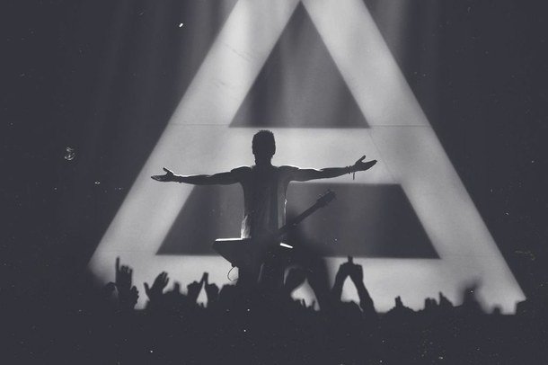 Lestat_7_11_176's tweet photo. ⨺ ⨺ ⨺
@30SECONDSTOMARS 
@JaredLeto https://t.co/CvljX8Auqx