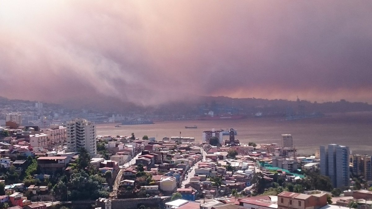 cotyreginato's tweet photo. Ordenando disponer apoyo inmediato a compatriotas y camiones aljibes por dramático incendio en Valparaíso. 
Virginia Reginato #Valparaiso https://t.co/g4BOf6cSYv
