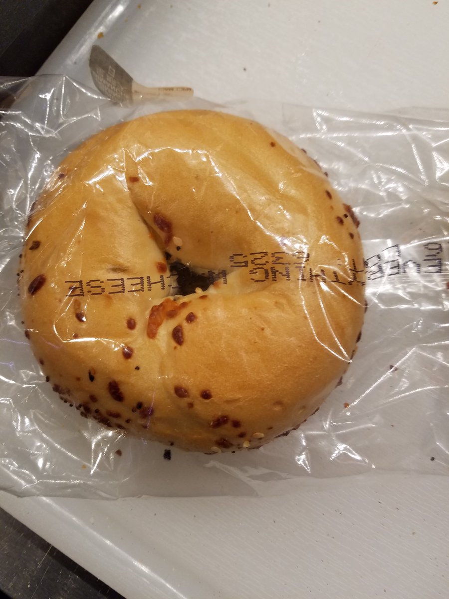 seriouslysiri's tweet photo. This everything bagel is more like a somethings bagel. #qualitycontrolatitsfinest https://t.co/FD9s7dr0cp