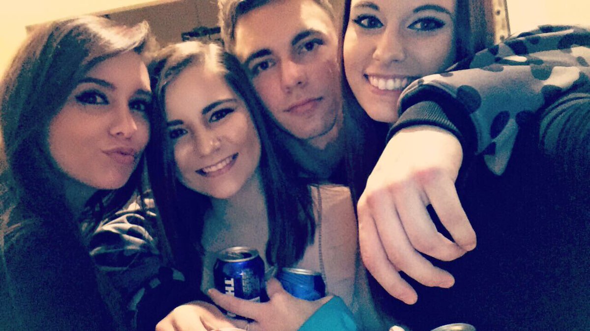 nicoleearlyy's tweet photo. Can't thing of anyone better to bring the New Years in with, other than the fam💛 https://t.co/iRzOrv9wRG