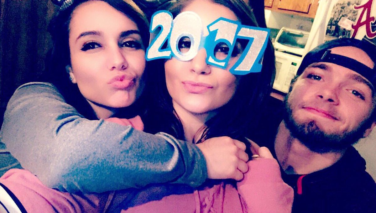 nicoleearlyy's tweet photo. Can't thing of anyone better to bring the New Years in with, other than the fam💛 https://t.co/iRzOrv9wRG