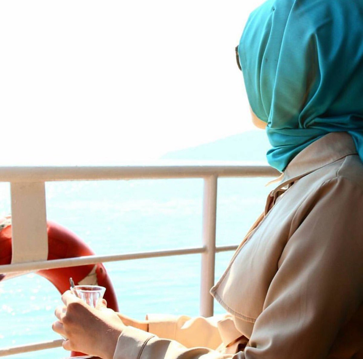 Uzun uzun cümleler lüzum 
Yok artık ..

Yazdığım zaman herkes anlıyor 
Susmaya hevesli , ölüme meyilli 
Olduğumu ....