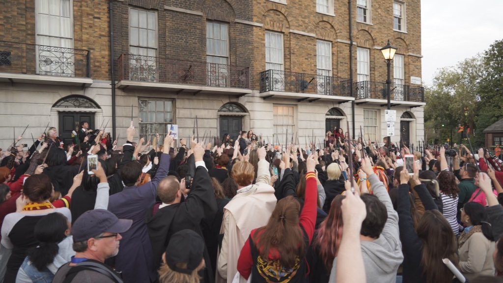 EiProfeta's tweet photo. Potterheads y fans de Star Wars con las varitas y las espadas láser levantadas por la muerte de Alan Rickman y Carrie Fisher. Emocionante. https://t.co/fL2P1bAPNK
