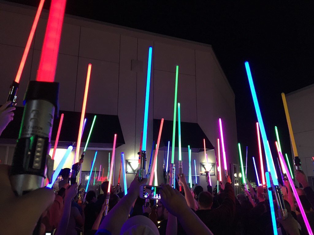 EiProfeta's tweet photo. Potterheads y fans de Star Wars con las varitas y las espadas láser levantadas por la muerte de Alan Rickman y Carrie Fisher. Emocionante. https://t.co/fL2P1bAPNK