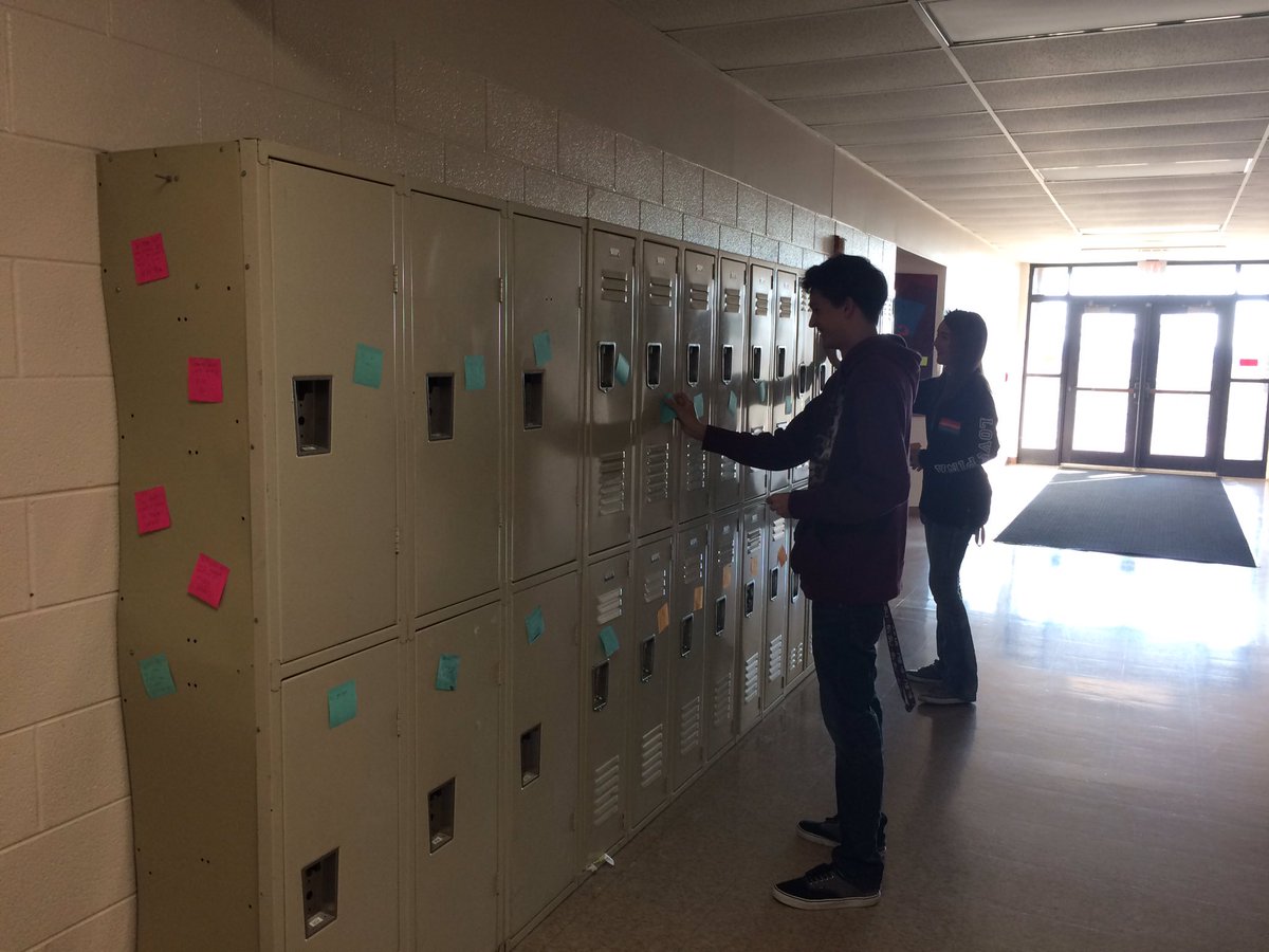 ecarlsonshs's tweet photo. Thank you @SanduskyNHS and @Here2MakeChange for making it possible 2 welcome back students w/1000s of positive notes https://t.co/bJ9Jw3u0M1