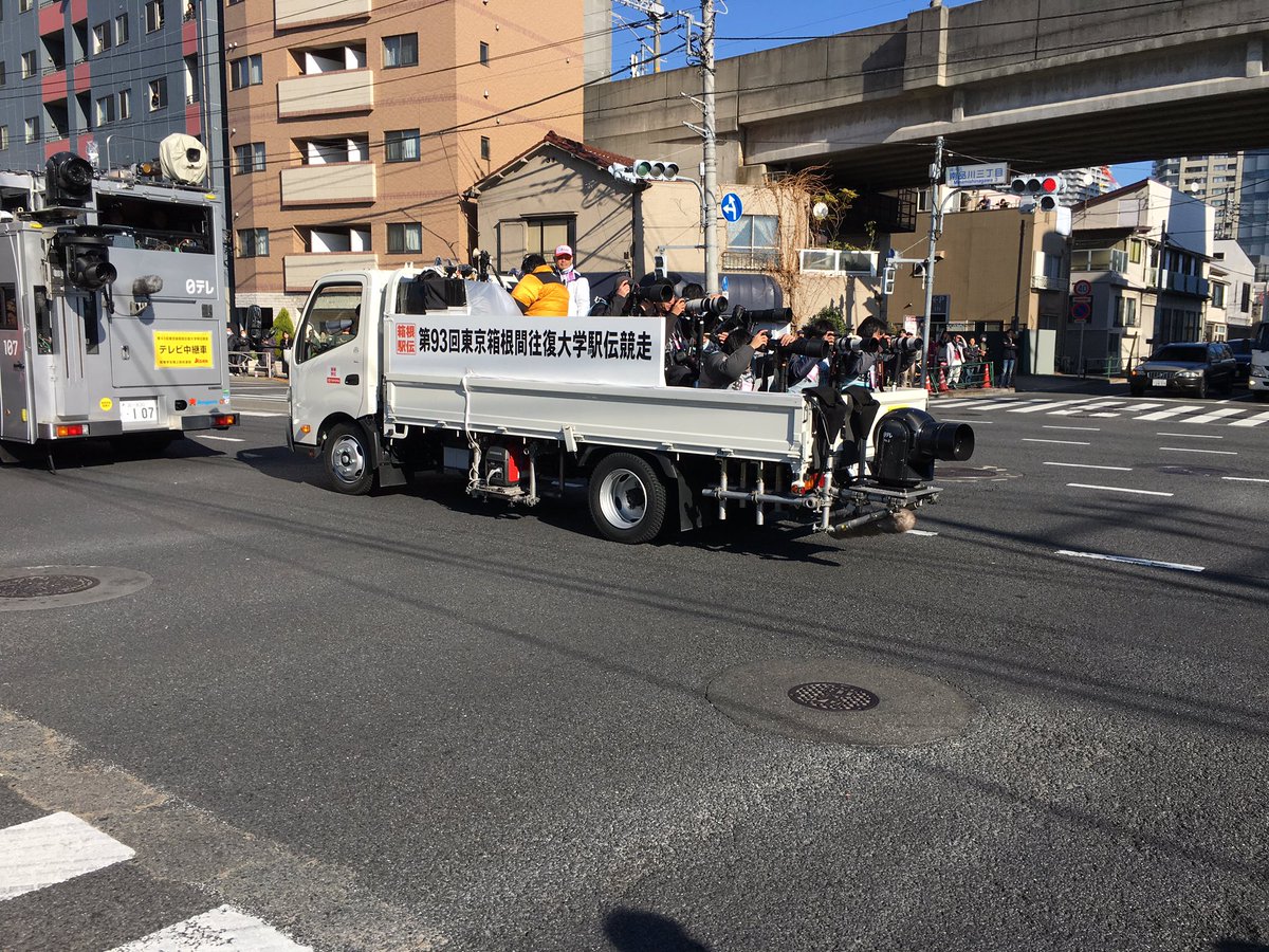 Watari Ar Twitter 箱根駅伝 先頭の青学を狙う中継車の後ろのカメラ報道車がすごい