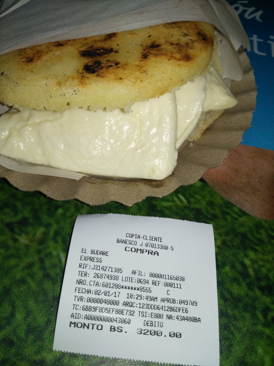 1Yasminvelasco's tweet photo. Comer una arepa,plato tradicional en #Venezuela es un lujo como lamentablemente es casi todo en el país.Comer en la calle imposible! https://t.co/a590HpOwhe