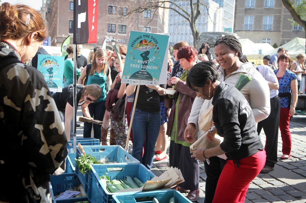 foodtank's tweet photo. Watch this inspiring video showing @feedbackorg feeding 5000 people with gleaned food: https://t.co/0vGCbWijUx https://t.co/mdBKV5Sl2B