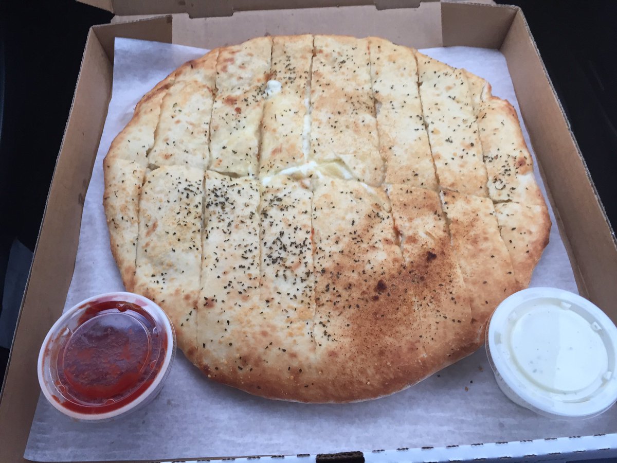 slclunches's tweet image. Football 🏈 &amp;amp; pizza 🍕 just go hand in hand don't they? @ThePiePizzeria #pullaparts