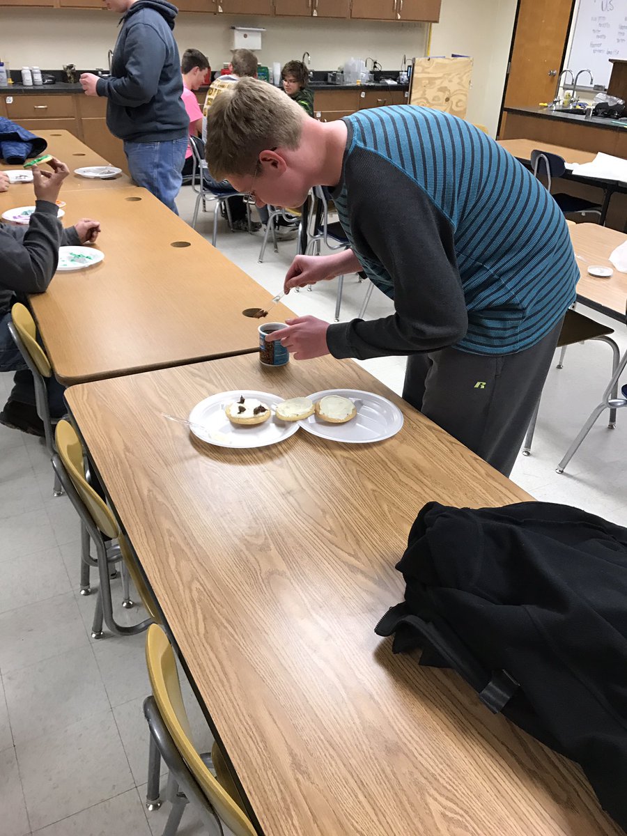 MrPfaffle's tweet photo. Making something sweet during a FFA meeting. https://t.co/k6PvQBAaX7