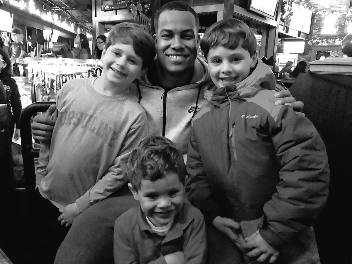 BrianPCunningha's tweet photo. Stopped by @ChickiesnPetes to say "see you soon" to our friend @Eagles @JordanHicks - have a great offseason #58! https://t.co/B0fLicgyqi