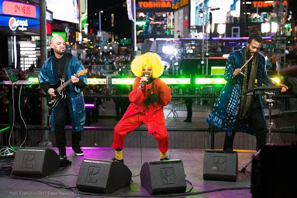 GhanaliveTwitt's tweet photo. #JojoAbot rocks the #Times #Square #TwittaUniversity @GhanaliveTwitt #MorningStarr
https://t.co/vBx5ivmbyL https://t.co/jQLwGwJubC