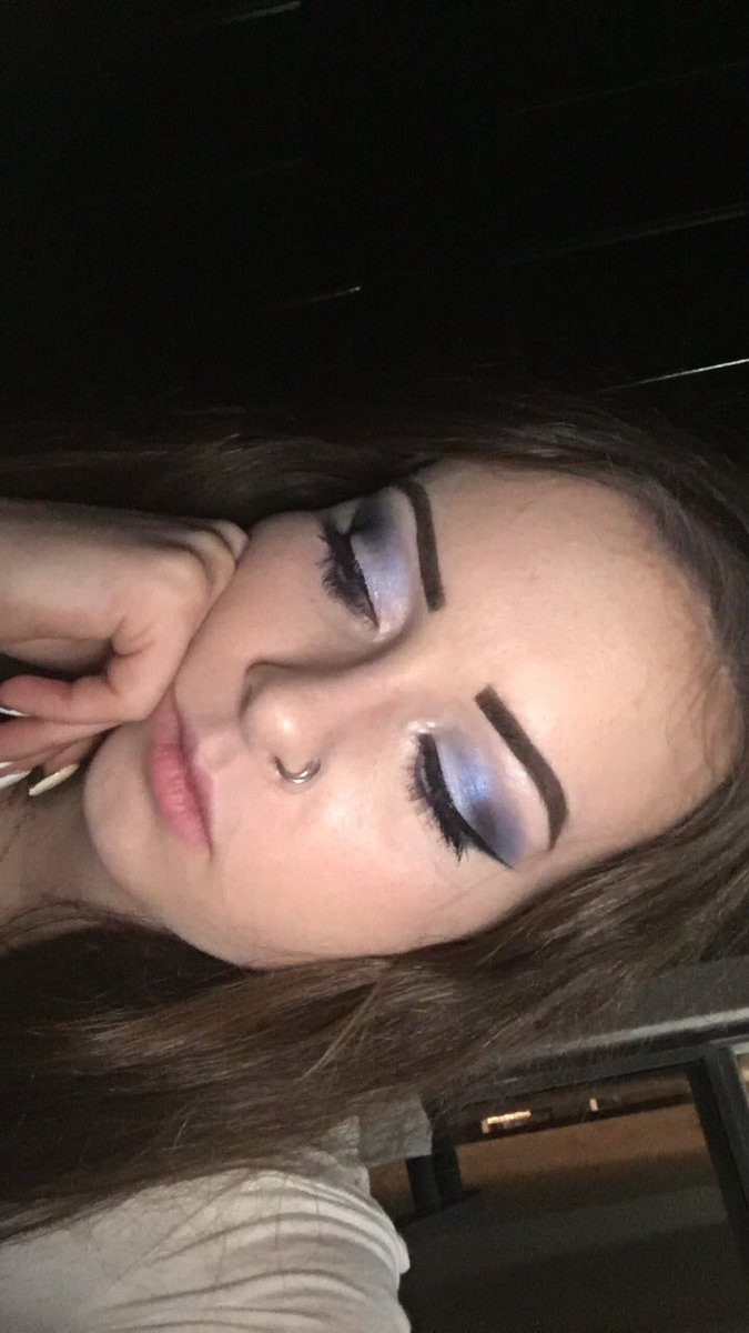 xxandi_'s tweet photo. #udfullspectrum #kvdalchemy my skin is gross whyyy but #MOTD https://t.co/mIYrSOUkX8