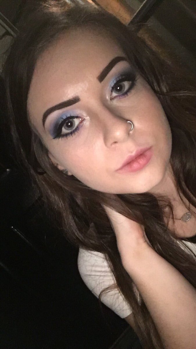 xxandi_'s tweet photo. #udfullspectrum #kvdalchemy my skin is gross whyyy but #MOTD https://t.co/mIYrSOUkX8