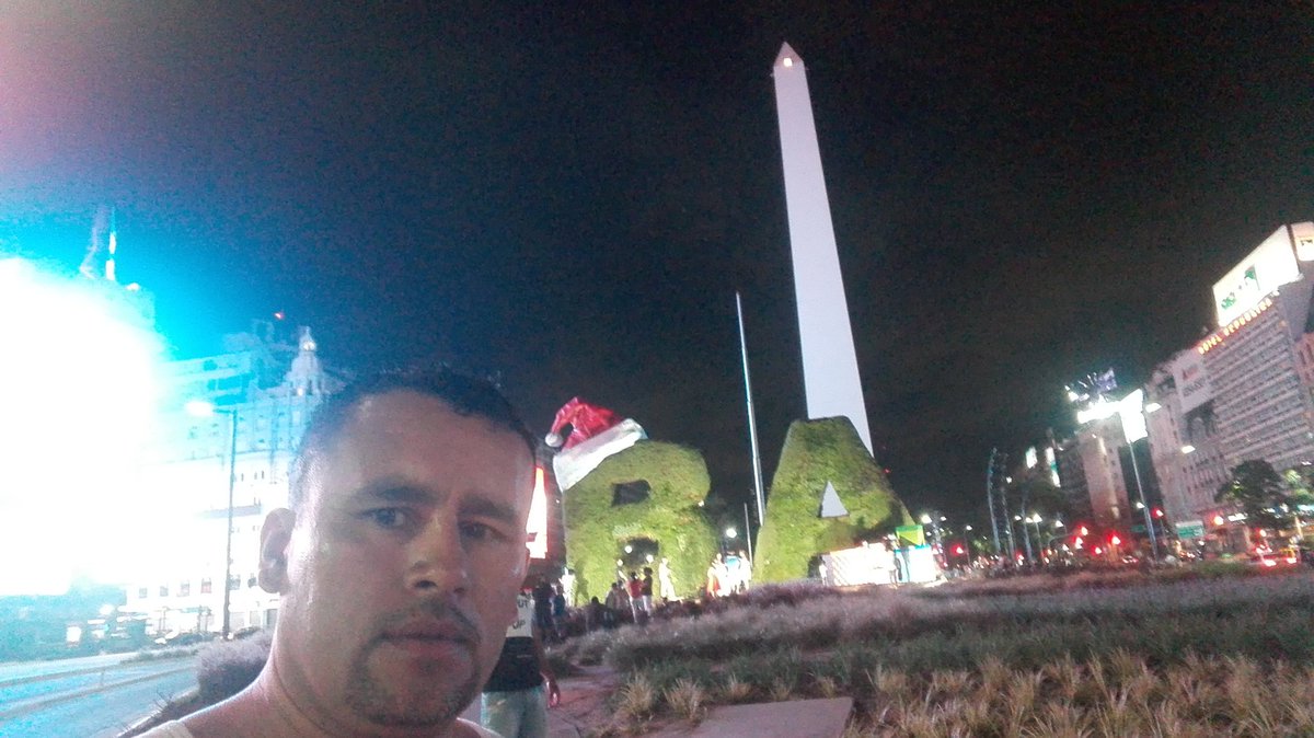 Aunque la vida te de mil motivos para renunciar... Dios te da mil y un motivos más para seguir adelante.