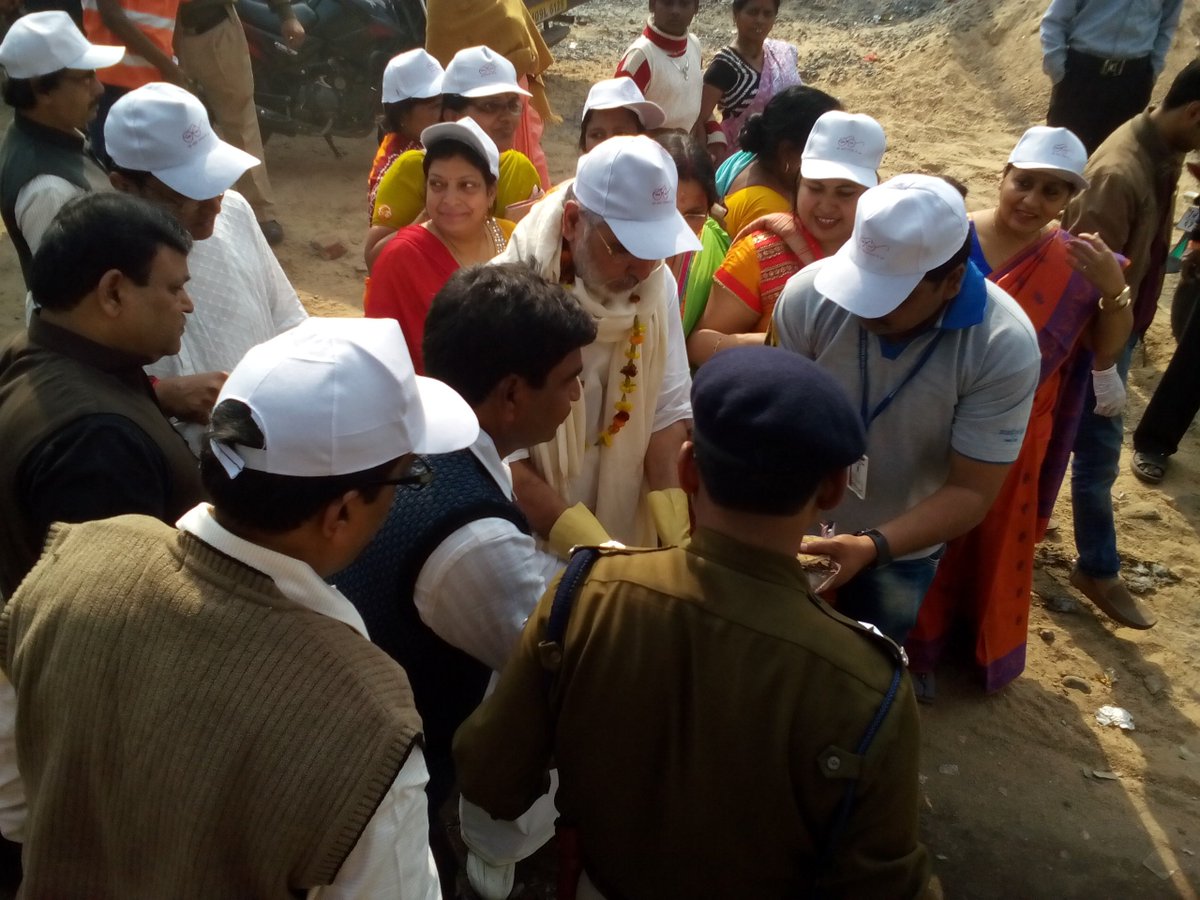 SwachhDhanbad's tweet photo. The famous Spiritual leader Ramesh Bhai Oza also participated in the cleanliness drive in Dhanbad @SwachhDhanbad #MyCleanIndia https://t.co/YmPJuM2UiL