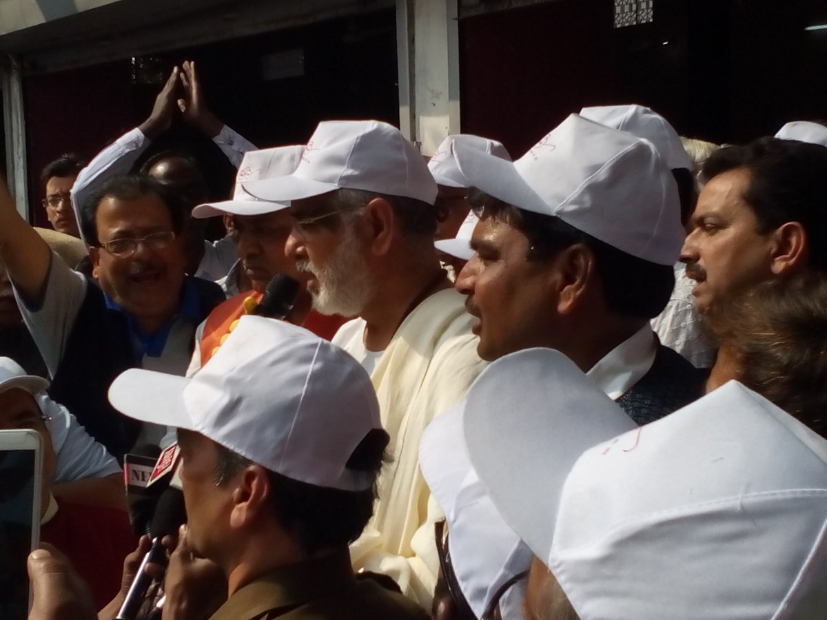 The famous Spiritual leader Ramesh Bhai Oza also participated in the cleanliness drive in Dhanbad <a href="/SwachhDhanbad/">Swachh Dhanbad</a> #MyCleanIndia
