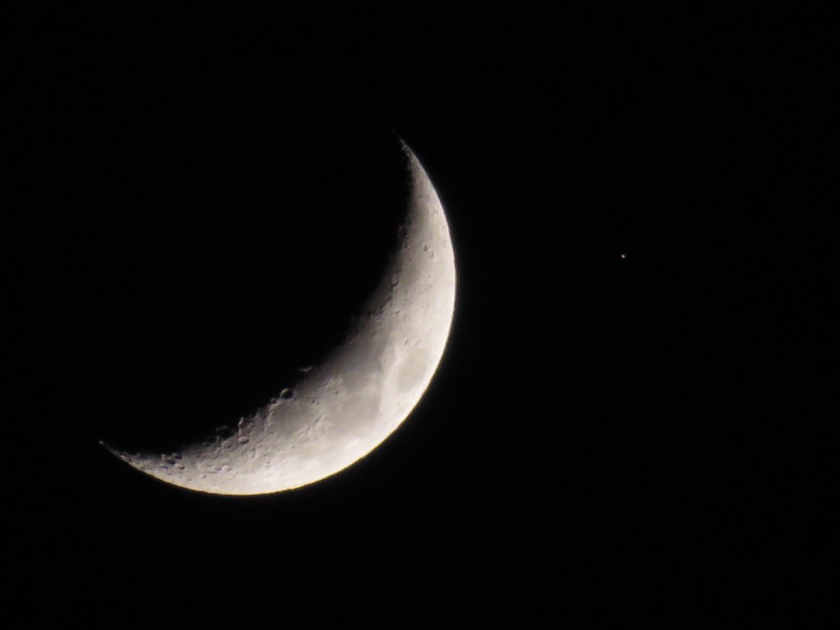 aetosalpha's tweet photo. 今日１７時過ぎの月。
月の右隣に小さな星を見つけました。
火星ですかね？
昨日の金星とのランデブーを撮り損なったので
ちょっと嬉しかったです。 (^^)

#月 #火星 https://t.co/Nf0mVxsr2P