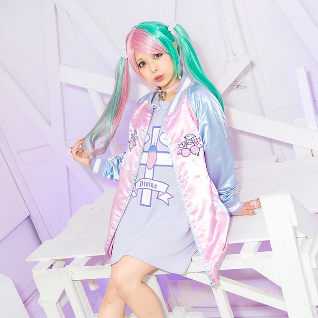 人気コーデ♡】ロング丈がかわいいエンジェルチェリースカジャン