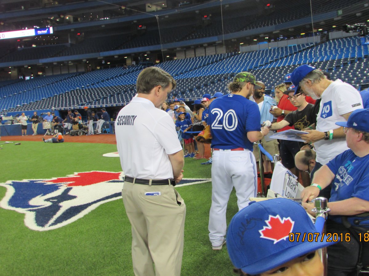 biggles14's tweet photo. JD and the fans during onfield bp. #BlueJays #ST2016 #MVP https://t.co/o3MJMZSez2