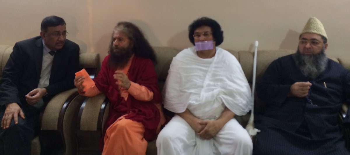 UNICEFIndia's tweet image. Faith leaders from the Global Inter Faith @wash_alliance arrive at #PrakashParv with messages on #ToiletsforProgress