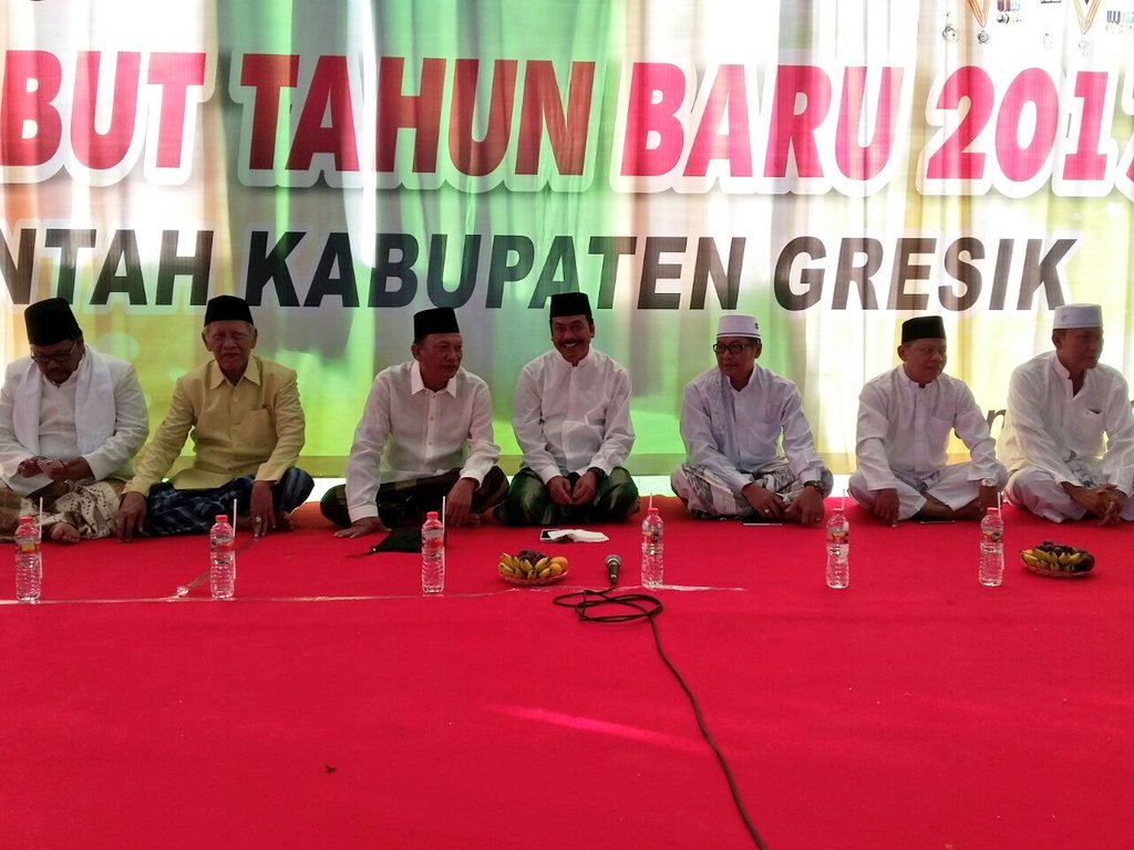 Istighosah dalm rangka menyambut tahun baru 2017 di Halaman Pemkab <a href="/KabGresik/">Gresik</a> "Pak Qosim"