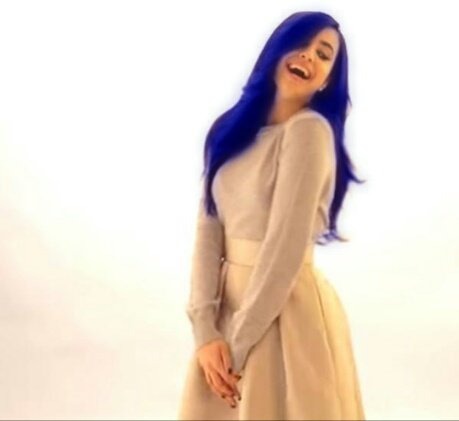 ( <a href="/WickedRoyaltyx/">Evie Queen</a>  @Evie_Grimhilde  <a href="/FashionFowardEv/">Evie 👑👑</a>  )

" Evie looks gorgeous!"