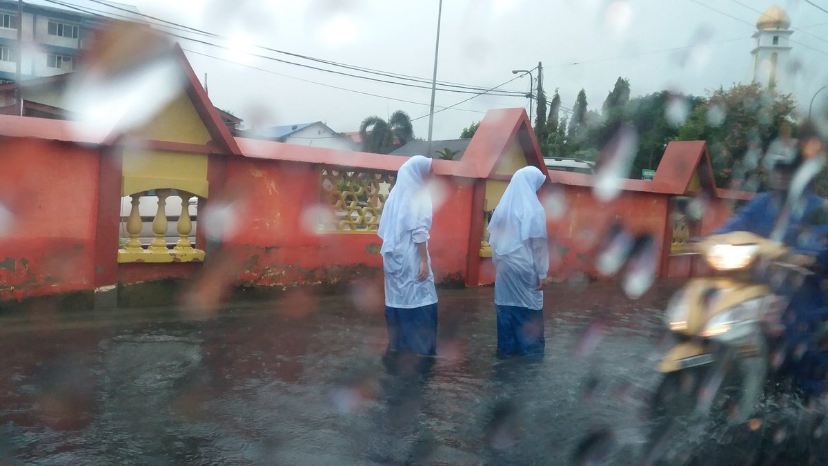 kelate_81's tweet photo. Gelagat pelajar sekolah bermain air.. https://t.co/BnhOxrYOZA