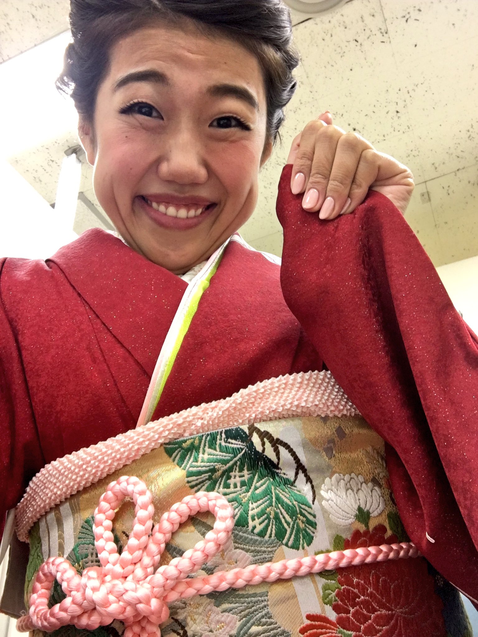 Twitter 上的 横澤夏子 この写真で見て欲しいところは振袖でも二重顎でも顔のシワでもなくて ネイルね ネイルミックス自由が丘店と町田店に夏子と5年間同居してた佐藤さんというネイリストがいるから訪ねてみてね 夏子ツイート見たでお安くなるよ T Co