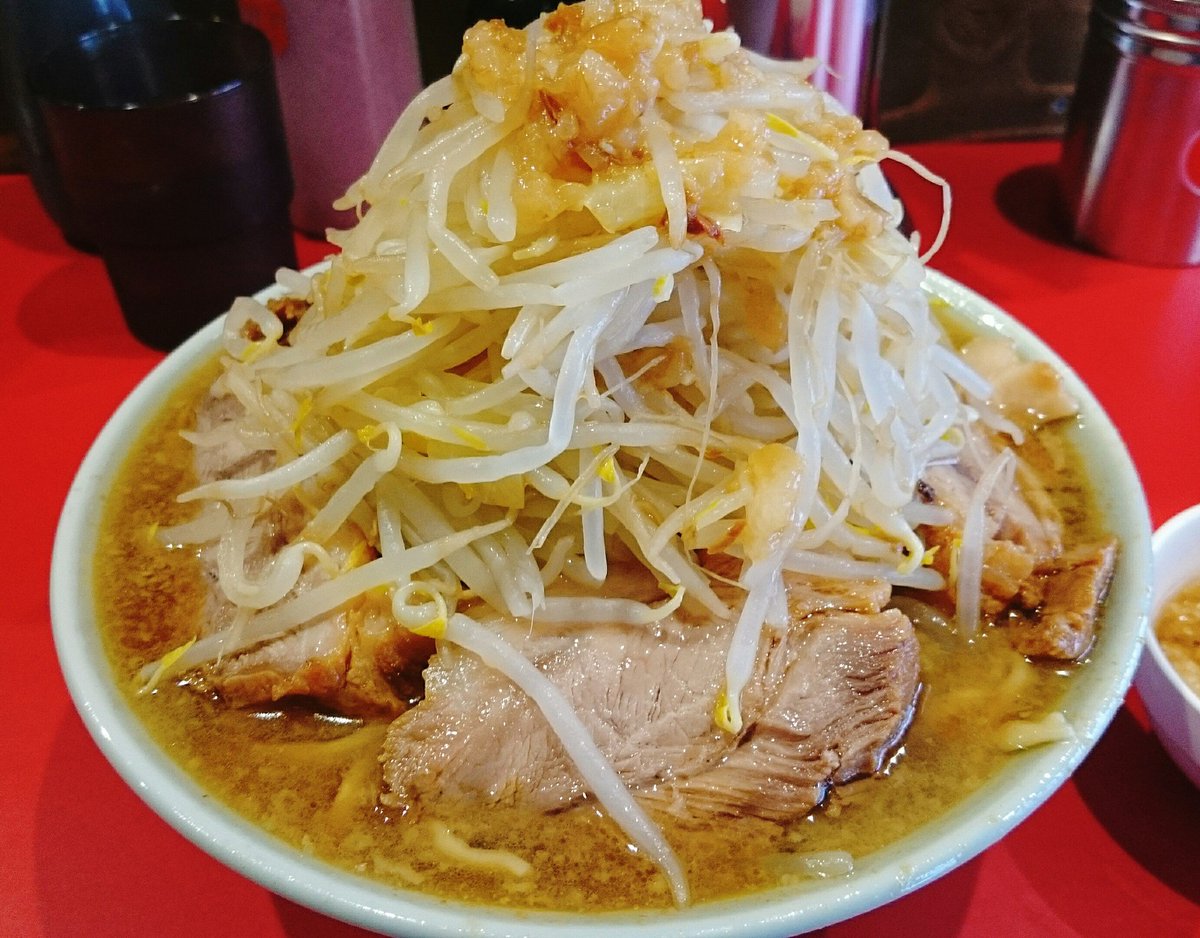 二郎垢 ラーメンきずな 岡山 ラーメン 普 ブタ増し ヤサイとアブラ 富士丸をしっかり継承していて思わずテンション上がり顔がほころぶ 麺 ゴワ感少なくややモチとしている 汁 富士丸のような甘ウマでなく醤油前面に出たもの この麺ならこのスープが