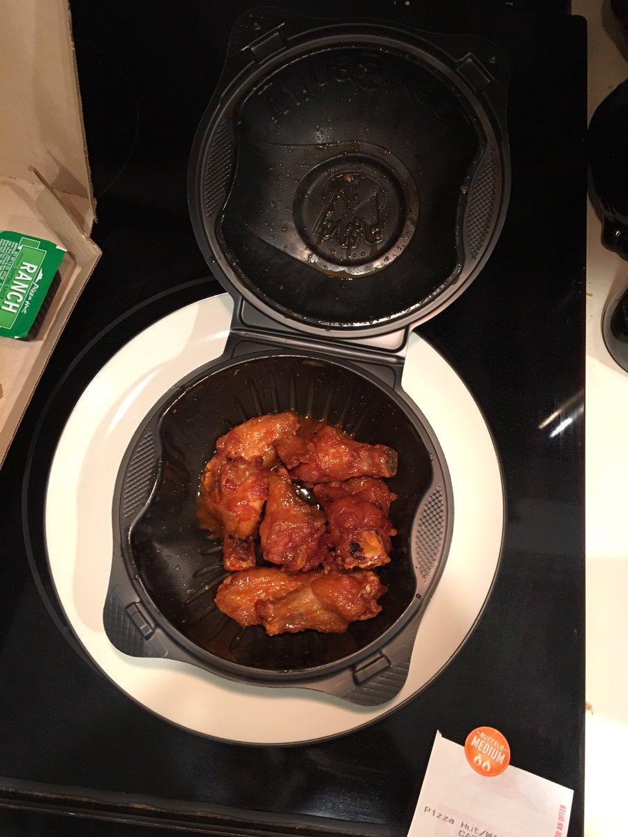Andy_travel's tweet photo. @pizzahut I ordered chicken wings, not game hen wings... smallest wings ever!!
#thishurts
#iwantwings!! https://t.co/bzw6fNOXVg