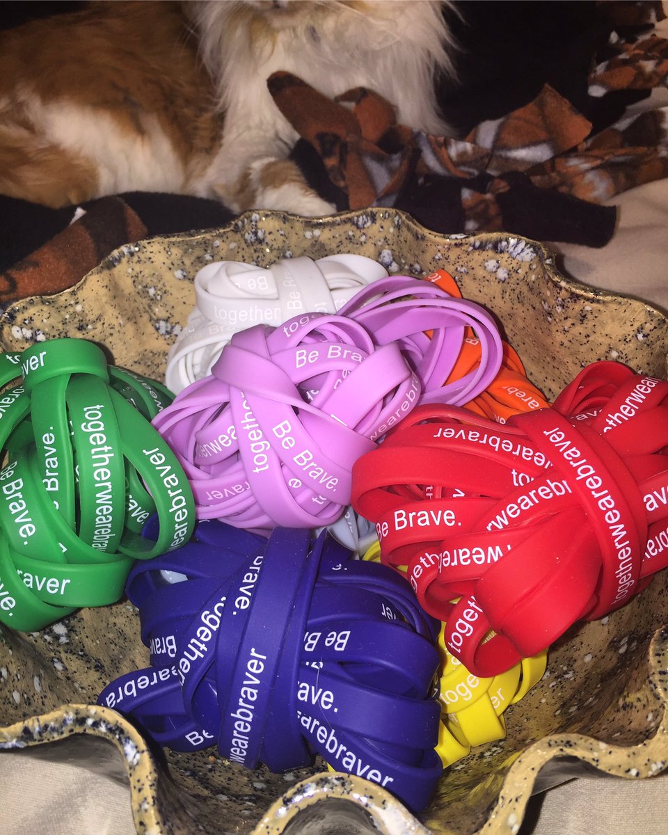 bravertogether's tweet photo. selling these BE BRAVE bracelets for a dollar! contact if you're interested❤️ #bebrave https://t.co/RqZIY3WMvt