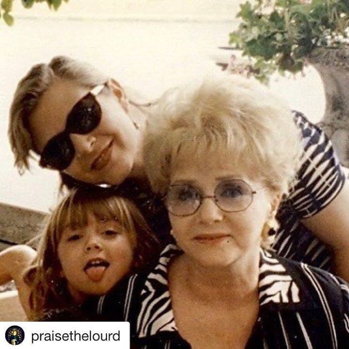 Billie Lourd speaks out on the death of her mom #carriefisher and grandmother #debbiereyno… ift.tt/2i4kfKI