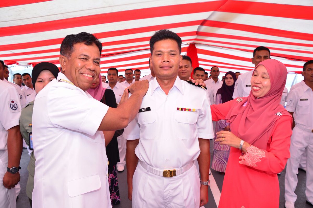MPA_Barat's tweet image. Tahniah #NavyPeople atas pemakaian pangkat oleh @roslan1531 #navypride #Navytradition #TLDM @mykamarul @tldm_rasmi