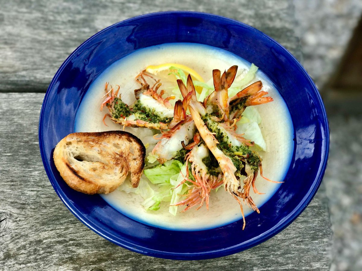 Indulge in BBQ prawns + Riesling at @lowewines this summer. Book now for lunch every weekend in January. 📷: <a href="/LoweWines/">Lowe Wines</a> #mudgeeregion