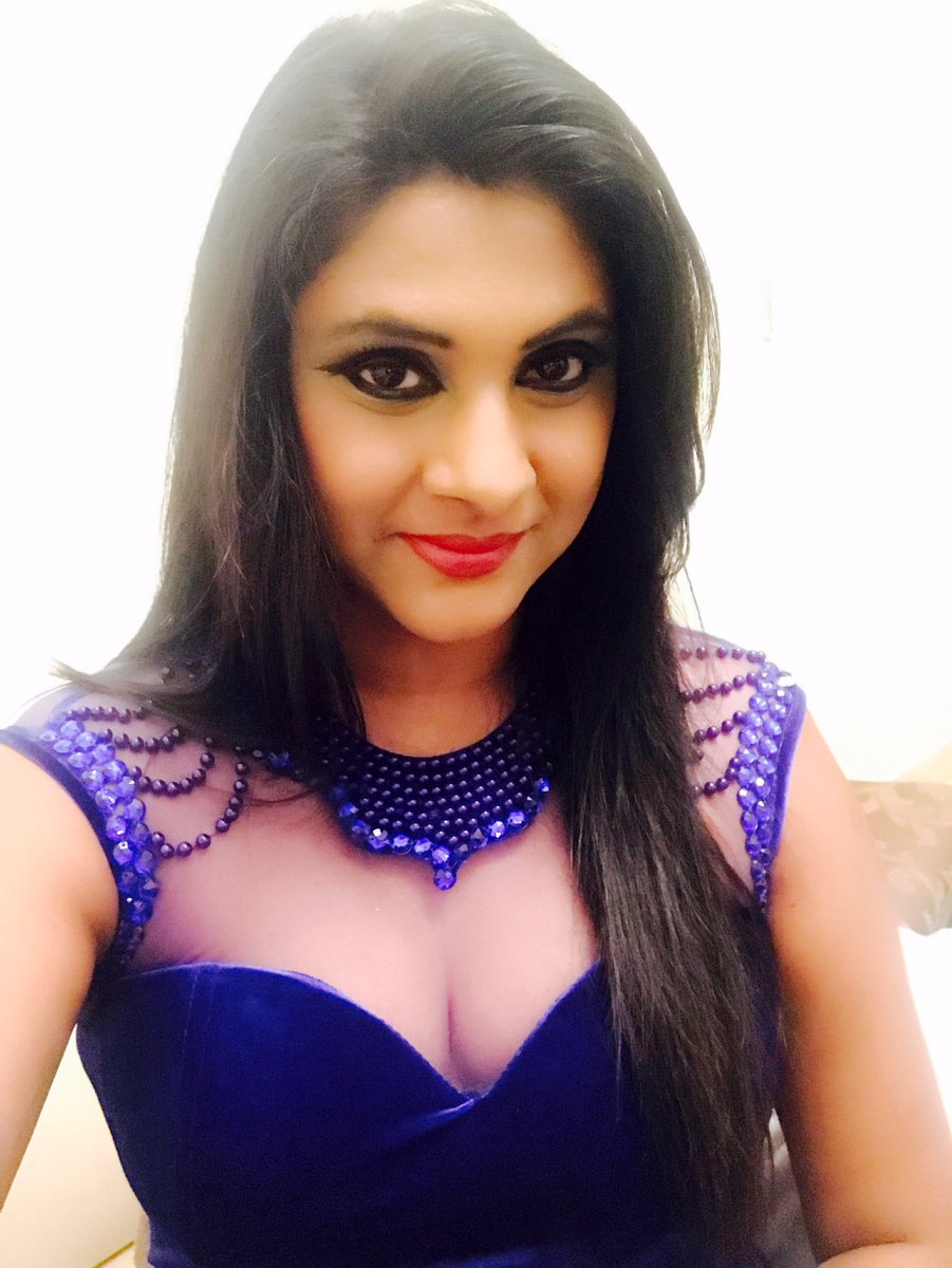 puvissha_offl's tweet photo. #newyear2017 Celebration in #Dubai 💐🎉🙏😊 @puvishafc https://t.co/x2t4tTQUVt