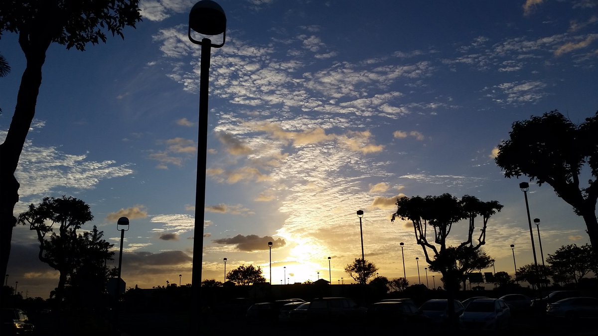 KatherineBH's tweet photo. New Year's #resolutions: eat more vegetables and exercise more. And also watch more sunsets. https://t.co/W9XXQyV0vL