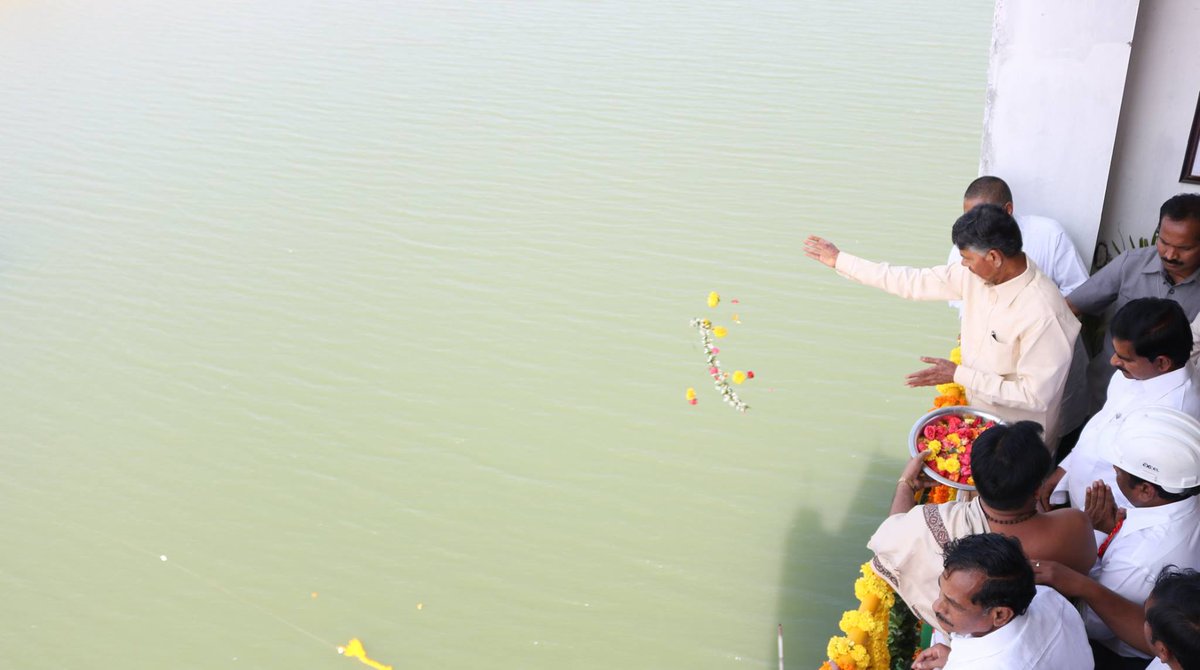AP_SCCC's tweet photo. Sri #NCBN launched the #Machumarri #LiftIrrigation #System and Inaugurated a pylon and plaque on the occasion. https://t.co/x4pN4nTxSo
